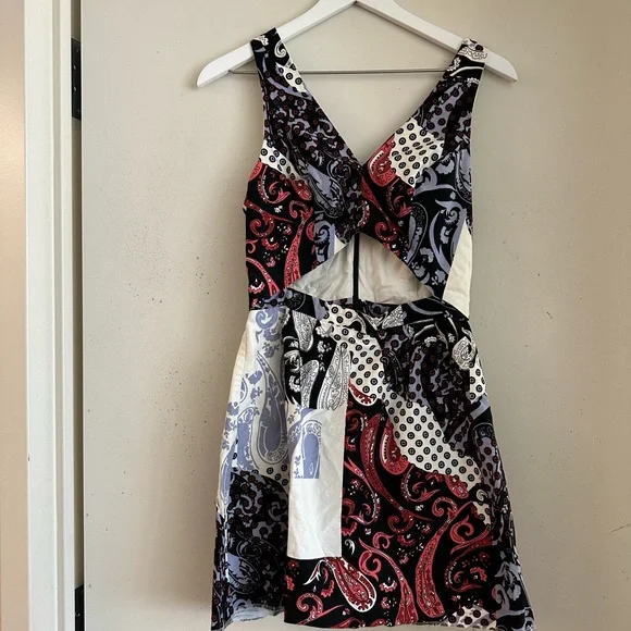topshop floral skater dress NWT Topshop Floral Crinkle Mini Skater Dress (Size 6)